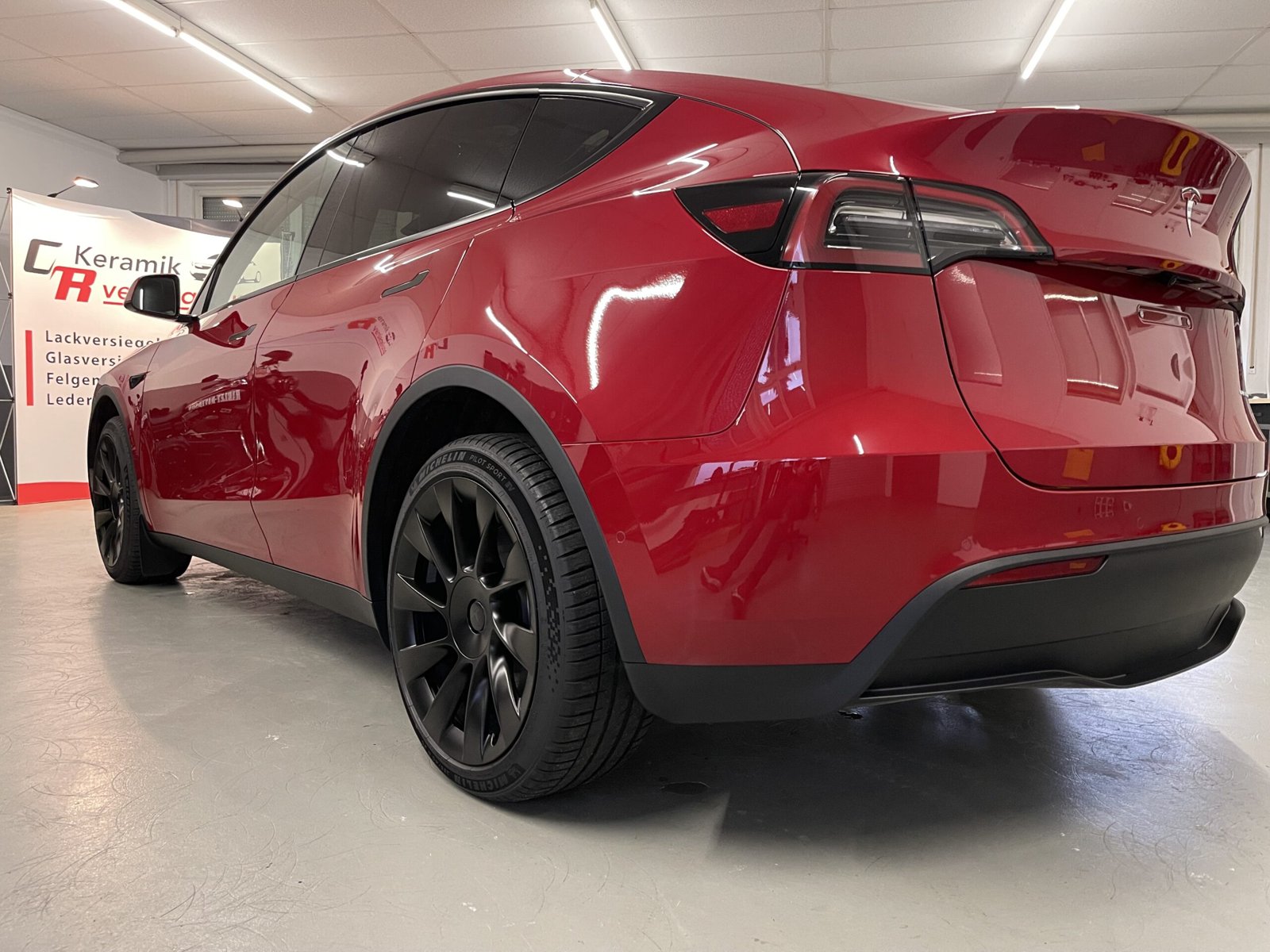Roter Tesla Model Y in der Werkstatt von CR Keramikversiegelung